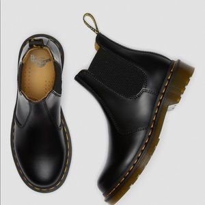 DOC MARTENS women’s smooth leather Chelsea boots Women’s size 9